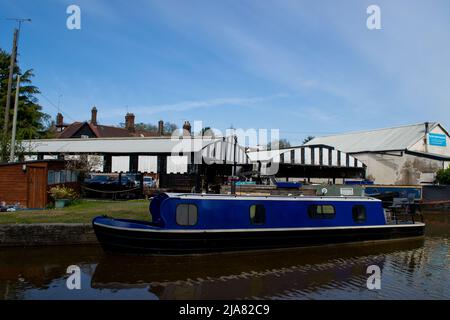 Traditionelle Szene mit einem blauen Lastkahn auf dem Bridgewater-Kanal in Worsley, Manchester, Großbritannien. Stockfoto