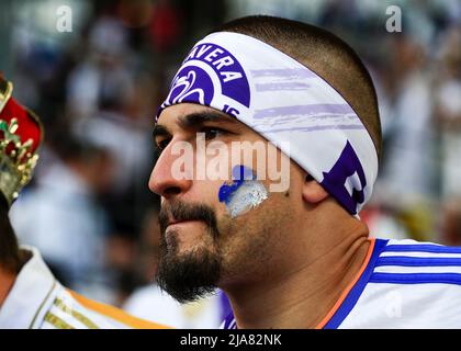 Paris, Frankreich. 28.. Mai 2022; Stade de France Stadion, Saint-Denis, Paris, Frankreich. Champions League-Fußballfinale zwischen dem FC Liverpool und Real Madrid; Real Madrid-Fans beobachten es von der Tribüne aus genau Credit: Action Plus Sports Images/Alamy Live News Stockfoto