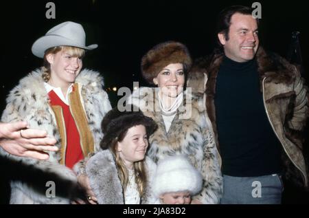 Robert Wagner mit Natalie Wood und den Töchtern Katie Wagner und Courtney Brooke um die 1980er Jahre Credit: Ralph Dominguez/MediaPunch Stockfoto