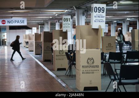 Bogota, Kolumbien. 28.. Mai 2022. Mitarbeiter des kolumbianischen Staatsregisters bereiten den Corferias FAIR Compund für die Präsidentschaftswahlen 2022 in Kolumbien vor, die am 29. Mai 28 2022 in Bogota, Kolumbien, stattfinden werden. Foto: Chepa Beltran/Long Visual Press Kredit: Long Visual Press/Alamy Live News Stockfoto