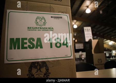 Bogota, Kolumbien. 28.. Mai 2022. Mitarbeiter des kolumbianischen Staatsregisters bereiten den Corferias FAIR Compund für die Präsidentschaftswahlen 2022 in Kolumbien vor, die am 29. Mai 28 2022 in Bogota, Kolumbien, stattfinden werden. Foto: Camilo Erasso/Long Visual Press Kredit: Long Visual Press/Alamy Live News Stockfoto