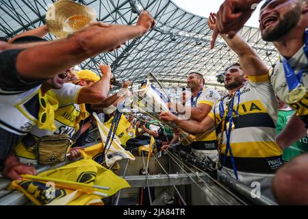 Die Spieler von La Rochelle feiern mit ihren Fans nach dem Sieg über Leinster im Heineken Champions Cup-Finale im Stade Velodrome in Marseille. Bilddatum: Samstag, 28. Mai 2022. Stockfoto