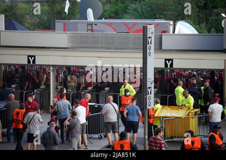 Liverpool-Fans stehen Schlange, um ins Stadion einzusteigen, da sich der Startschuss vor dem UEFA Champions League-Finale im Stade de France, Paris, verzögert. Bilddatum: Samstag, 28. Mai 2022. Stockfoto