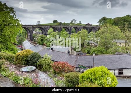 Der ausgediente Ingleton-Eisenbahnviadukt durchquert das Tal des Flusses Greta in den Yorkshire Dales, North Yorkshire, England Stockfoto