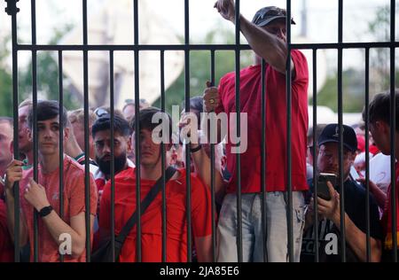 Liverpool-Fans stehen Schlange, um ins Stadion einzusteigen, da sich der Startschuss vor dem UEFA Champions League-Finale im Stade de France, Paris, verzögert. Bilddatum: Samstag, 28. Mai 2022. Stockfoto