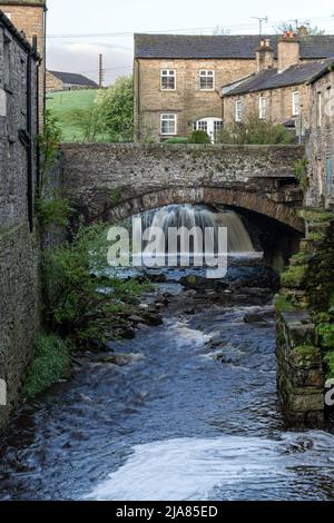 Gayle Beck Brücke über einen Nebenfluss des Flusses Ure in der malerischen Stadt Hawes, Wenslydale, Yorkshire Dales National Park, Yorkshire, England Stockfoto