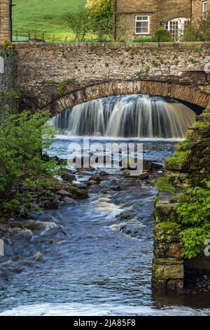 Gayle Beck Brücke über einen Nebenfluss des Flusses Ure in der malerischen Stadt Hawes, Wenslydale, Yorkshire Dales National Park, Yorkshire, England Stockfoto