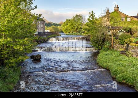 Die Wasserfälle auf Gayle Beck im malerischen Weiler Gayle in der Nähe der Stadt Hawes, Wenslydale, Yorkshire Dales National Park, England, Großbritannien Stockfoto