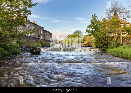 Die Wasserfälle auf Gayle Beck im malerischen Weiler Gayle in der Nähe der Stadt Hawes, Wenslydale, Yorkshire Dales National Park, England, Großbritannien Stockfoto