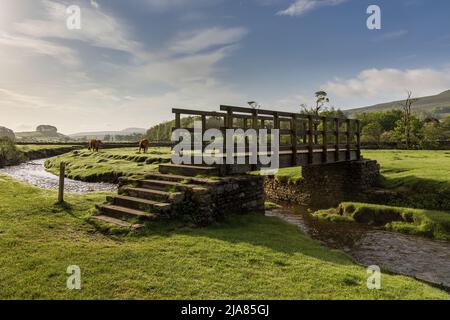 Fußgängerbrücke über Gayle Beck in der Nähe der malerischen Marktstadt Hawes im Yorkshire Dales National Park, England, Großbritannien Stockfoto