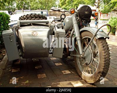 Ein Chang Jiang CJ750 Motorrad mit drei Rädern und Seitenwagen, der auf der Pekinger Straße geparkt ist. Der CJ750 ist eine chinesische Kopie eines BMW R71 Stockfoto