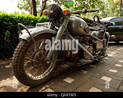 Ein Chang Jiang CJ750 Motorrad mit drei Rädern und Seitenwagen, der auf der Pekinger Straße geparkt ist. Der CJ750 ist eine chinesische Kopie eines BMW R71 Stockfoto