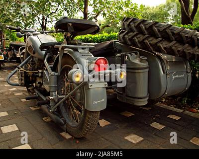 Ein Chang Jiang CJ750 Motorrad mit drei Rädern und Seitenwagen, der auf der Pekinger Straße geparkt ist. Der CJ750 ist eine chinesische Kopie eines BMW R71 Stockfoto