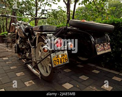 Ein Chang Jiang CJ750 Motorrad mit drei Rädern und Seitenwagen, der auf der Pekinger Straße geparkt ist. Der CJ750 ist eine chinesische Kopie eines BMW R71 Stockfoto