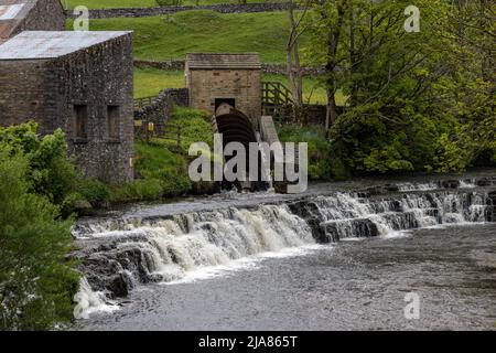 Der River Bain Hydro ist ein Wasserkraft-Generator am Fluss Bain im Dorf Bainbridge, North Yorkshire, England Stockfoto