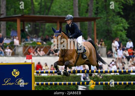 Rom, Italien. 28.. Mai 2022. Marta Bottanelli (ITA) während des Premio 8 - Loro Piana Trophy des CSIO Rome 89. 2022 auf der Piazza di Siena in Rom am 28. Mai 2022 Quelle: Live Media Publishing Group/Alamy Live News Stockfoto