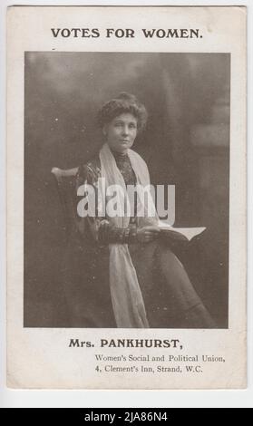 „Stimmt für Frauen. Mrs Pankhurst': Porträt von Emmeline Pankhurst, dargestellt auf einem Stuhl sitzend, um eine Broschüre oder ein Buch zu lesen. Diese Postkarte war eines von einer Serie von Porträts führender Frauenwahlrechts, die von der Women's Social & Political Union Anfang des 20.. Jahrhunderts als Teil ihrer Kampagne für das Frauenwahlrecht veröffentlicht wurden Stockfoto