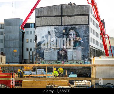 Umrahmt von Neubauten: Zuhause ist der Ort, an dem man es nimmt. Die Familie ist es, die Sie schaffen Stockfoto