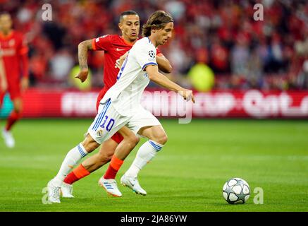 Luka Modric von Real Madrid versucht während des UEFA Champions League Finales im Stade de France, Paris, dem Liverpools Thiago Alcantara zu entfliehen. Bilddatum: Samstag, 28. Mai 2022. Stockfoto