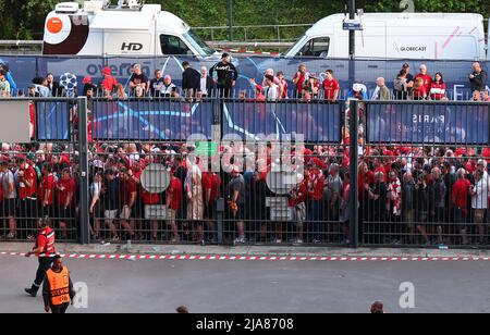 Paris, Frankreich, 28.. Mai 2022. Liverpool-Fans stehen Schlange, wenn sie versuchen, vor dem Spiel der UEFA Champions League im Stade de France, Paris, ins Stadion einzureisen. Bildnachweis sollte lauten: David Klein / Sportimage Kredit: Sportimage/Alamy Live News Stockfoto