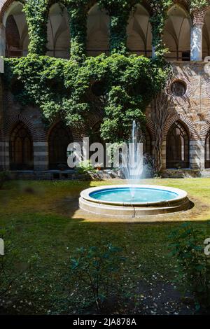 Kamieniec Zabkowicki, Polen - Juni 2021: Kleiner Brunnen auf einem kleinen Platz im alten renovierten Palast von Marianna Orańska Stockfoto