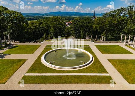 Kamieniec Zabkowicki, Polen - 2021. Juni: Großer Brunnen vor dem alten renovierten Palast von Marianna Orańska Stockfoto