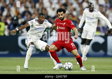 Paris, Frankreich. 28.. Mai 2022. PARIS - (lr) David Alaba von Real Madrid, Mo Salah vom FC Liverpool während des UEFA Champions League-Endspiel zwischen dem FC Liverpool und Real Madrid am 28. Mai 2022 im Stade de Franc in Paris, Frankreich. ANP | DUTCH HEIGHT | MAURICE VAN STONE Credit: ANP/Alamy Live News Stockfoto