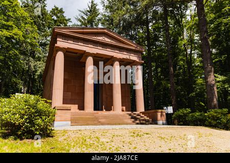 Kamieniec Zabkowicki, Polen - Juni 2021: Fassade des Mausoleums im großen Park Stockfoto