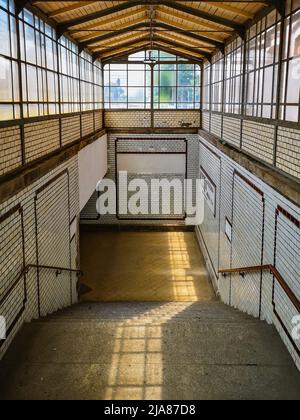 Kamieniec Zabkowicki, Polen - Juni 2021: Untergezackter Durchgang zu Bahnsteigen des Bahnhofs Stockfoto