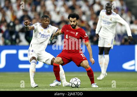 Paris, Frankreich. 28.. Mai 2022. PARIS - (lr) David Alaba von Real Madrid, Mo Salah vom FC Liverpool während des UEFA Champions League-Endspiel zwischen dem FC Liverpool und Real Madrid am 28. Mai 2022 im Stade de Franc in Paris, Frankreich. ANP | DUTCH HEIGHT | MAURICE VAN STONE Credit: ANP/Alamy Live News Stockfoto