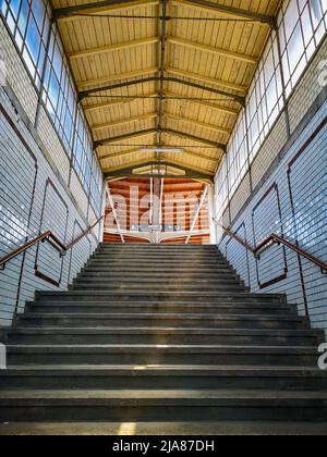 Kamieniec Zabkowicki, Polen - Juni 2021: Untergezackter Durchgang zu Bahnsteigen des Bahnhofs Stockfoto