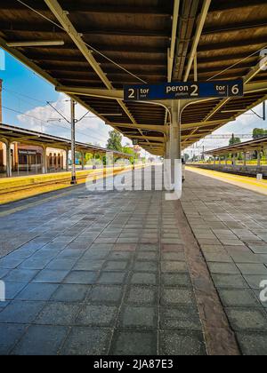 Kamieniec Zabkowicki, Polen - 2021. Juni: Bahnsteig des Bahnhofs an sonnigen Tagen Stockfoto