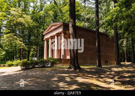 Kamieniec Zabkowicki, Polen - Juni 2021: Fassade des Mausoleums im großen Park Stockfoto