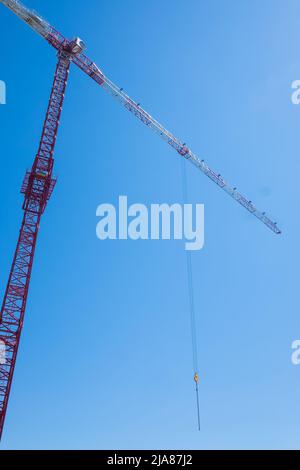 Baustelle Hintergrund. Hebekrane in vertikaler Ausrichtung. Industrieller Hintergrund. Stockfoto