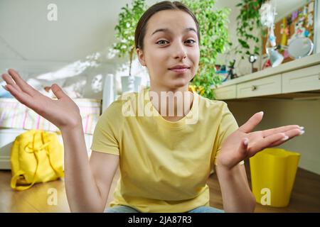 Teenager-Studentin mit Videoanruf, Blick auf Webcam Stockfoto