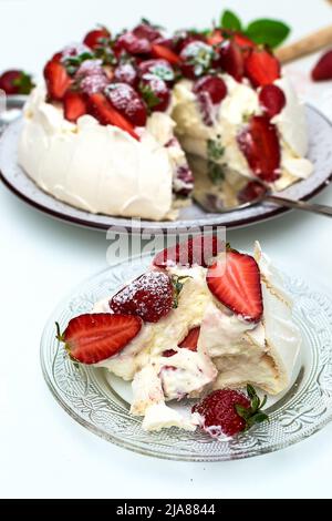 Hausgemachter Kuchen Pavlova mit Erdbeeren obendrauf - süßes Essen Stockfoto