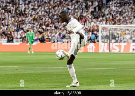 Paris, Frankreich - 28. Mai: Ferland Mendy von Real Madrid CF kontrolliert den Ball während des UEFA Champions League-Endspieles zwischen dem FC Liverpool und Real Madrid am 28. Mai 2022 im Stade de France in Paris, Frankreich. (Foto von Richard Callis/Eurasia Sport Images) Quelle: Marcio Rodrigo Ferreira Machado/Alamy Live News Stockfoto