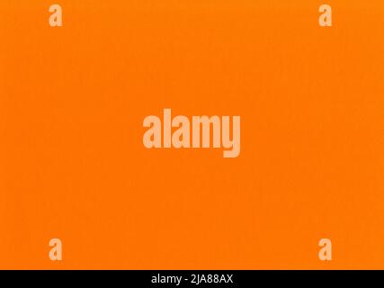 Hochauflösender Papiertextur-Hintergrund hell, neon-orange mit feiner, glatter, unbeschichteter Faserstruktur mit kleinen Staubpartikeln für Tapeten, m Stockfoto