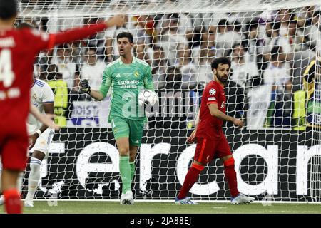 Paris, Frankreich. 28.. Mai 2022. PARIS - (lr) Real Madrid Torwart Thibaut Courtois, Mo Salah vom FC Liverpool während des UEFA Champions League-Finalspiels zwischen dem FC Liverpool und Real Madrid am 28. Mai 2022 im Stade de Franc in Paris, Frankreich. ANP | DUTCH HEIGHT | MAURICE VAN STONE Credit: ANP/Alamy Live News Stockfoto