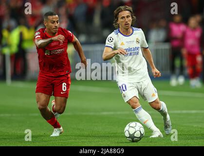 Paris, Frankreich, 28.. Mai 2022. Thiago Alcantara von Liverpool und Luka Modric von Real Madrid fordern den Ball während des UEFA Champions League-Spiels im Stade de France, Paris. Bildnachweis sollte lauten: David Klein / Sportimage Kredit: Sportimage/Alamy Live News Stockfoto