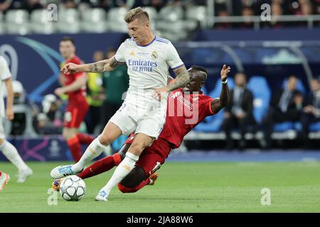 Paris, Frankreich. 28.. Mai 2022. Toni Kroos von Real Madrid und Sadio Mane von Liverpool während des Champions League 2021/2022 Final Football matches zwischen Liverpool und Real Madrid im Stade de France in Saint Denis - Paris (Frankreich), 28.. Mai 2022. Foto Cesare Purini/Insidefoto Kredit: Insidefoto srl/Alamy Live Nachrichten Kredit: Insidefoto srl/Alamy Live Nachrichten Stockfoto