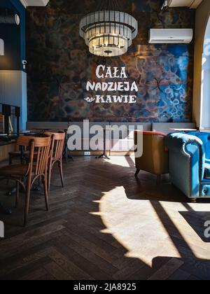 Wroclaw, Polen - Juni 2021: Große Schrift Cala Nadzieja w Kawie Alle Hoffnung in Kaffee in der Mitte der großen Stahlwand im Café Stockfoto