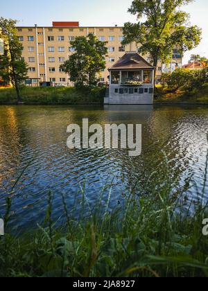 Breslau, Polen - 2021. Juni: Großer Block aus Wohnung und kleinem Café über dem kleinen Stadtgraben an sonnigen Tagen Stockfoto