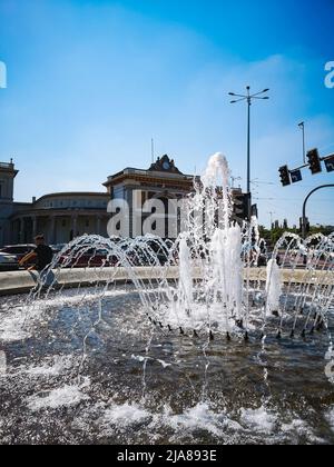 Breslau, Polen - 2021. Juni: Großer Brunnen in der Mitte des Kreisels vor dem alten Wroclaw-Bahnhof Swiebodzki Stockfoto