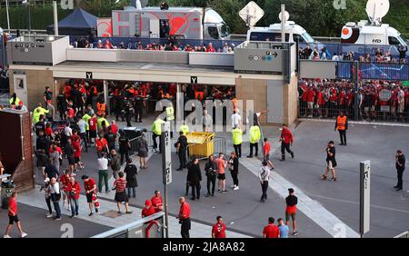 Paris, Frankreich, 28.. Mai 2022. Liverpool-Fans stehen vor dem Stadion Schlange, während sie darauf warten, hineinzukommen, was zu einer Verzögerung beim Start vor dem UEFA Champions League-Spiel im Stade de France, Paris, führt. Bildnachweis sollte lauten: David Klein / Sportimage Kredit: Sportimage/Alamy Live News Stockfoto