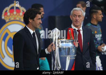 Paris, Frankreich, 28.. Mai 2022. Raul Gonzalez und Ian Rush mit der UEFA Champions League-Trophäe während des UEFA Champions League-Spiels im Stade de France, Paris. Bildnachweis sollte lauten: Jonathan Moscrop / Sportimage Kredit: Sportimage/Alamy Live News Stockfoto