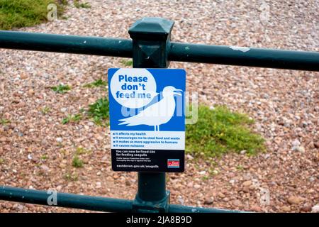 Sidmouth, Devon, Großbritannien - 8 2018. August: Ein Schild „Bitte füttere mich nicht mit Möwe“ bei Sidmouth in Devon, England, Großbritannien Stockfoto