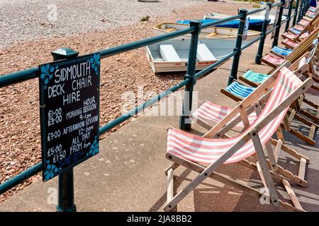 Sidmouth, Devon, Großbritannien - 8 2018. August: Schild für Liegestühle zum Mieten an der Sidmouth Esplanade, Devon, England, Großbritannien Stockfoto