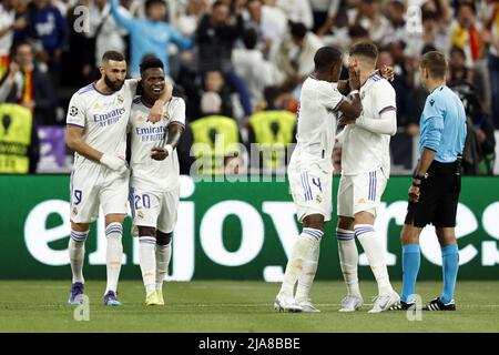 Paris, Frankreich. 28.. Mai 2022. PARIS - (lr) Real Madrids Karim Benzema, Real Madrids Vinicius Junior feiern die 1-0 während des UEFA Champions League-Finalsspiels zwischen dem FC Liverpool und Real Madrid am 28. Mai 2022 im Stade de Franc in Paris, Frankreich. ANP | DUTCH HEIGHT | MAURICE VAN STONE Credit: ANP/Alamy Live News Stockfoto