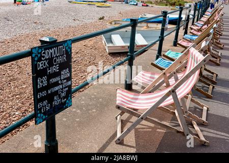 Sidmouth, Devon, Großbritannien - 8 2018. August: Schild für Liegestühle zum Mieten an der Sidmouth Esplanade, Devon, England, Großbritannien Stockfoto